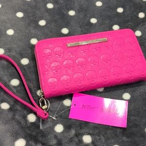 Betsey Johnson Skull XOZIPP wristlet wallet